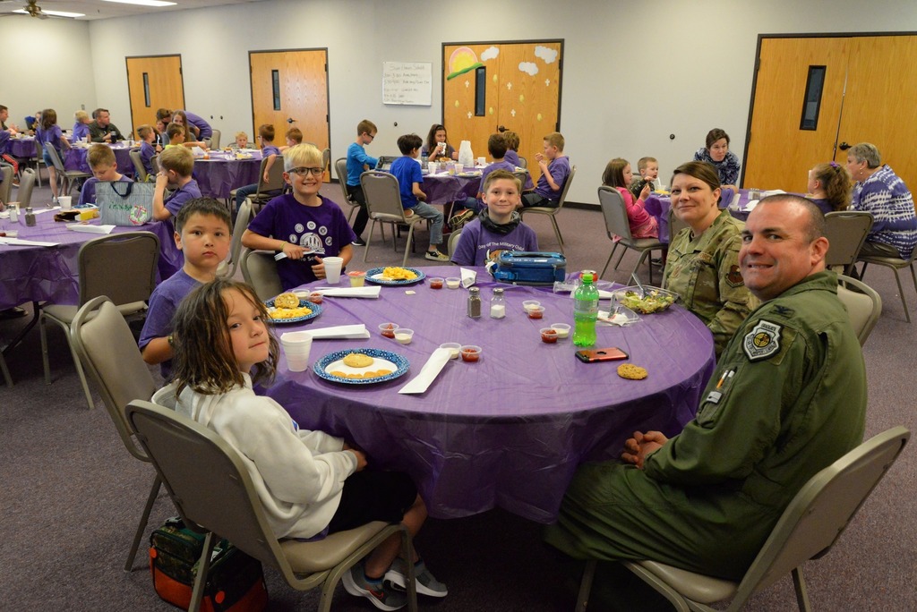 Armed Forces members enjoy a meal with students