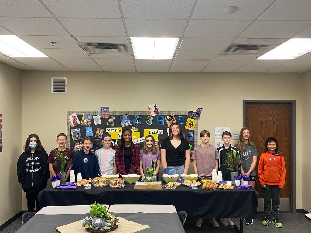 Student volunteers pose with meals